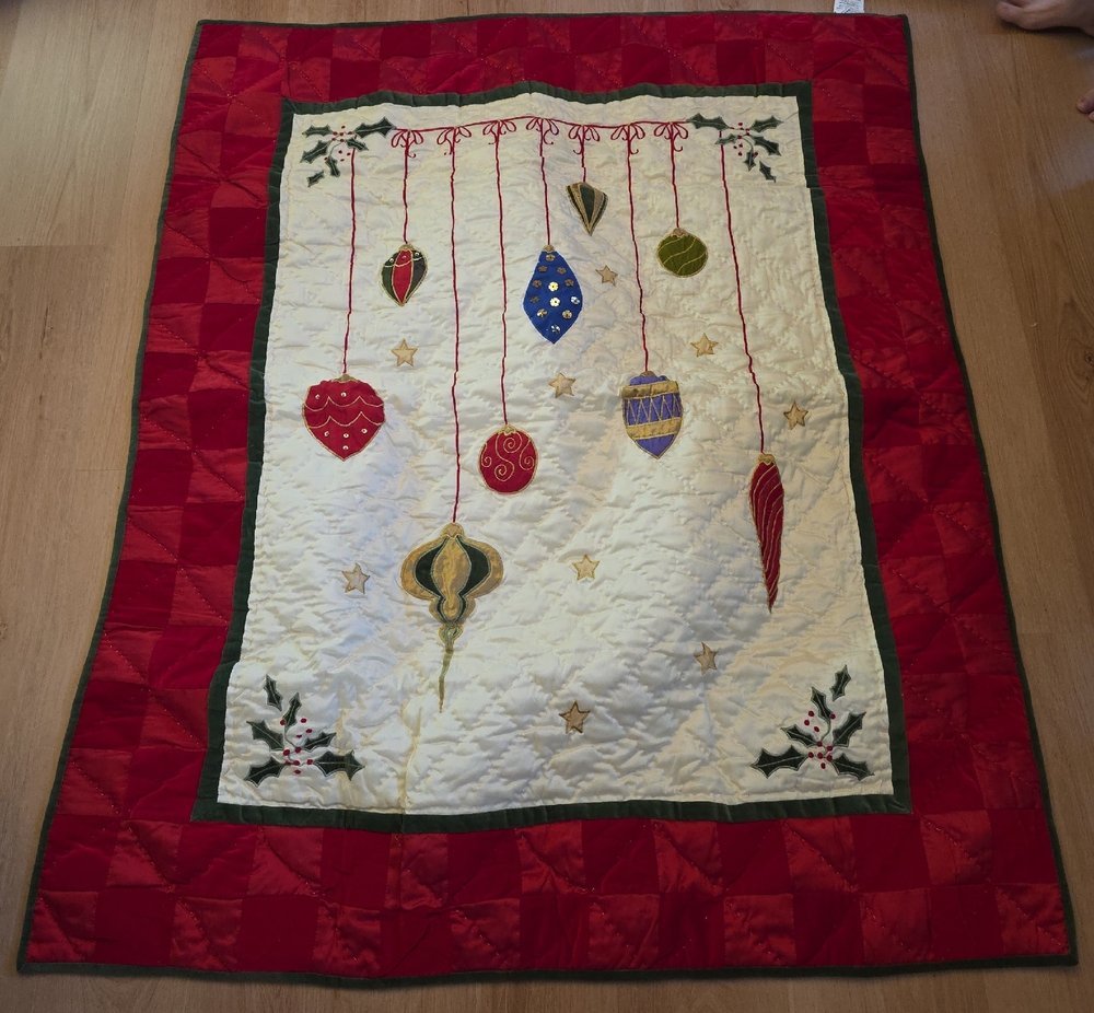 Coldwater Creek Red, Cream & Green Quilted Holiday Wall Hanging